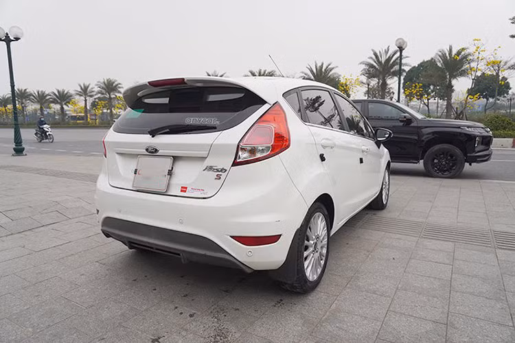 Thiết kế xe hút mắt bởi dáng vẻ cứng cáp, thể thao. Fiesta có hai tuỳ chọn động cơ 1.5L và 1.0L Ecoboost. Cả hai bản động cơ này đều cho công suất thuộc hàng cao nhất phân khúc. Nhờ đó mà xe có được khả năng tăng tốc tốt, nhất là không bị đuối ở dải tốc cao như nhiều xe hạng B khác