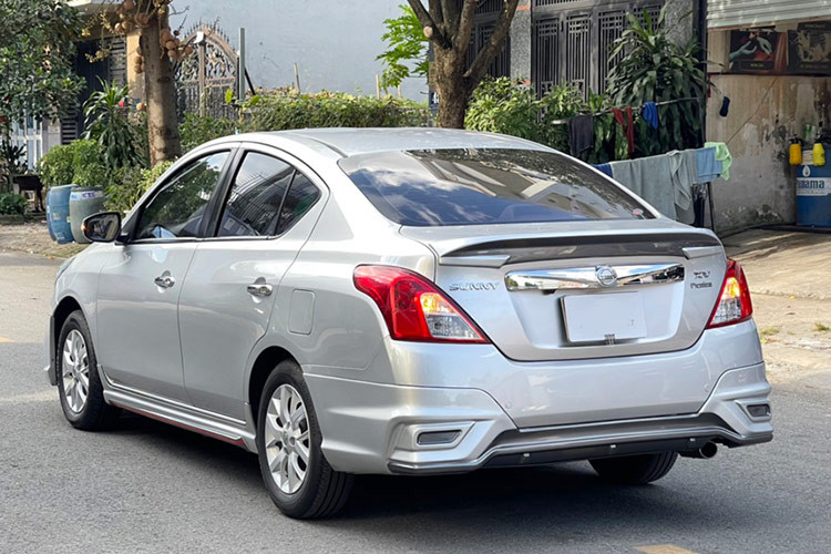 Nissan Sunny cũ tại Việt Nam có ưu điểm như nội thất rộng rãi, vận hành bền bỉ, ổn định, tiết kiệm… Nhờ đó nó luôn được đánh giá là lựa chọn an toàn và đáng tin cậy, nhất là khi mua xe hơi cũ cần chú trọng nhiều đến độ bền. Tuy nhiên Sunny lại khá hạn chế về mặt thiết kế và trang bị. 