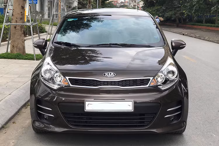  Kia Rio 2015 – 2017 Kia Rio là cái tên không thể không nhắc đến khi tư vấn mua xe cũ 300 triệu. Do xe mới đã dừng bán tại Việt Nam nên hiện mẫu xe Hàn này có giá khá hấp dẫn. Tầm 300 triệu người mua có thể chọn Rio đời 2015 – 2017.