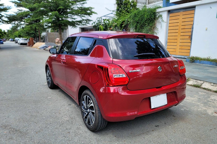 Tuy nhiên mua ôtô cũ giá 300 triệu hiện chỉ có thể chọn Suzuki Swift cũ đời 2015 – 2016. Ở các đời này, Suzuki Swift chưa có nhiều nâng cấp về thiết kế và trang bị và bị nhiều người dùng chê khá chật chội khi chở full.