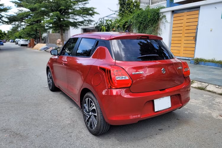 Tuy nhiên mua ôtô cũ giá 300 triệu hiện chỉ có thể chọn Suzuki Swift cũ đời 2015 – 2016. Ở các đời này, Suzuki Swift chưa có nhiều nâng cấp về thiết kế và trang bị và bị nhiều người dùng chê khá chật chội khi chở full.