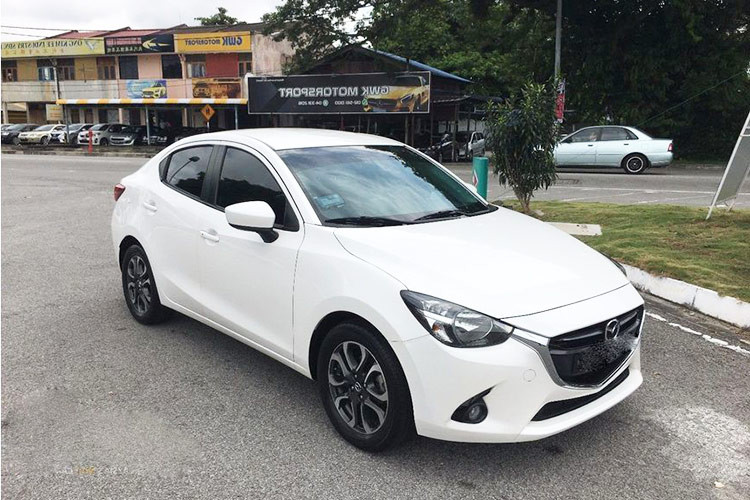  Mazda2 2015 – 2016 Nếu đang tìm 300 triệu nên mua xe cũ gì đẹp, tiện nghi, không quá lỗi mốt thì nhất định phải xem qua Mazda2 cũ đời 2015 – 2016. Ở giai đoạn này, Mazda2 đã bước sang thế hệ thứ tư nên có thiết kế và trang bị hiện đại, không quá thua kém đời mới nhất.