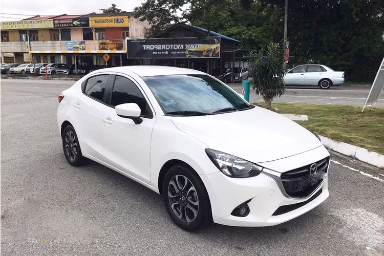  Mazda2 2015 – 2016 Nếu đang tìm 300 triệu nên mua xe cũ gì đẹp, tiện nghi, không quá lỗi mốt thì nhất định phải xem qua Mazda2 cũ đời 2015 – 2016. Ở giai đoạn này, Mazda2 đã bước sang thế hệ thứ tư nên có thiết kế và trang bị hiện đại, không quá thua kém đời mới nhất.