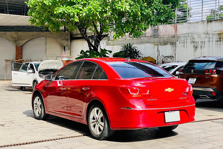 Ngoài hấp dẫn về giá, Chevrolet Cruze cũ còn nổi bật ở khung gầm cứng cáp, khả năng vận hành đằm chắc, cách âm tốt… Nếu thích sự mạnh mẽ của xe Mỹ thì Chevrolet Cruze 2015 – 2017 sẽ là lựa chọn phù hợp khi tìm mua xe ôtô cũ "giá mềm".