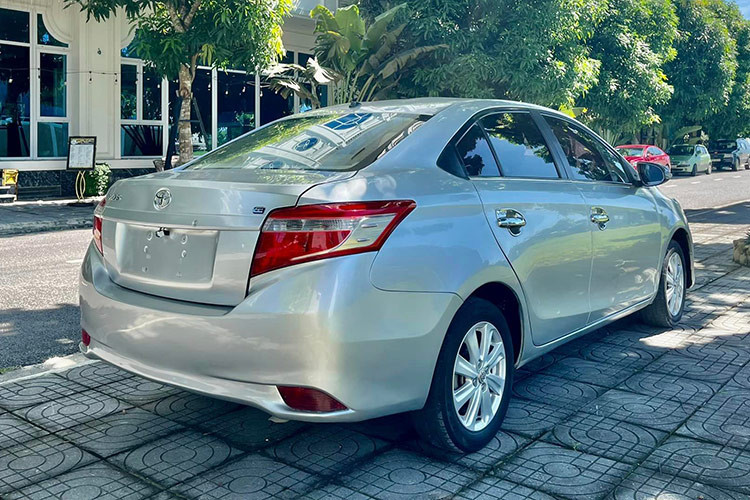 Toyota Vios cũ có thế mạnh lớn về độ bền và khả năng tiết kiệm nhiên liệu, chi phí sửa chữa – bảo dưỡng bình dân, phụ tùng thay thế dễ tìm mua, tính thanh khoản cao… Bên cạnh đó, Vios còn có thiết kế bền dáng, nội thất rộng rãi. Vì thế mà trong các dòng ôtô cũ tầm 300 triệu, Toyota Vios luôn có sức hút lớn. Mẫu xe này đặc biệt phù hợp với những ai đang cần một chiếc ôtô thực dụng, hiệu quả và kinh tế.