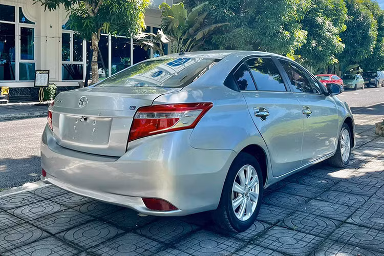 Toyota Vios cũ có thế mạnh lớn về độ bền và khả năng tiết kiệm nhiên liệu, chi phí sửa chữa – bảo dưỡng bình dân, phụ tùng thay thế dễ tìm mua, tính thanh khoản cao… Bên cạnh đó, Vios còn có thiết kế bền dáng, nội thất rộng rãi. Vì thế mà trong các dòng ôtô cũ tầm 300 triệu, Toyota Vios luôn có sức hút lớn. Mẫu xe này đặc biệt phù hợp với những ai đang cần một chiếc ôtô thực dụng, hiệu quả và kinh tế.