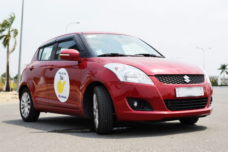  Suzuki Swift 2015 – 2016 Suzuki Swift là một mẫu hatchback hạng B sở hữu thiết kế độc đáo khi theo phong cách cổ điển châu Âu, tương tự Mini Cooper của Anh. Ngoài kiểu dáng ấn tượng, Swift còn có nhiều ưu điểm như vận hành linh hoạt, mức tiêu thụ nhiên liệu tiết kiệm, cách âm tương đối tốt…