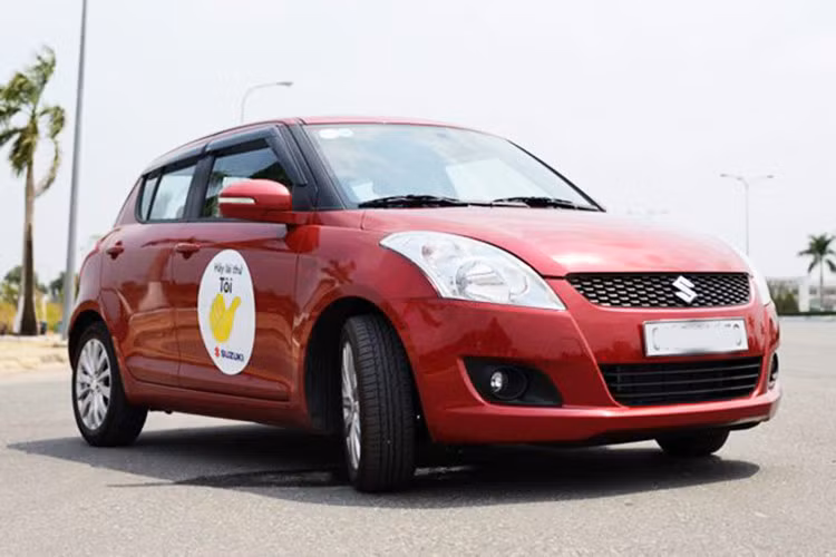  Suzuki Swift 2015 – 2016 Suzuki Swift là một mẫu hatchback hạng B sở hữu thiết kế độc đáo khi theo phong cách cổ điển châu Âu, tương tự Mini Cooper của Anh. Ngoài kiểu dáng ấn tượng, Swift còn có nhiều ưu điểm như vận hành linh hoạt, mức tiêu thụ nhiên liệu tiết kiệm, cách âm tương đối tốt…