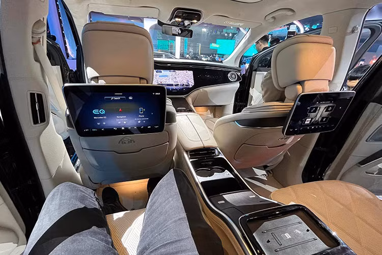 Với kích thước bề thế khi chiều dài &amp; chiều rộng tổng thể lần lượt ở mức 5126 &amp; 2034 mm, nhưng Mercedes-Maybach EQS SUV vẫn thuận tiện di chuyển trong khu vực đông đúc hoặc quay đầu xe nhờ có tính năng hỗ trợ đánh lái bánh sau, với góc đánh lái tối đa lên đến 10o. Công nghệ này giúp bán kính quay vòng của xe được cải thiện rõ rệt khi giảm từ 5,95 m xuống chỉ còn 5,5 m.