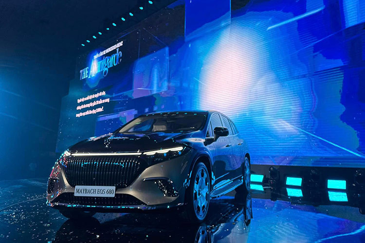 Tại sự kiện này, Mercedes-Benz Việt Nam cũng đã chính thức trình làng mẫu xe thuần điện Mercedes-Maybach EQS 680 SUV mới - một tuyệt tác kết hợp hoàn hảo giữa công nghệ hiện đại và sự xa xỉ trong thiết kế. Ngoại hình đặc biệt của Mercedes-Maybach EQS SUV còn thể hiện ở lớp sơn hai tông màu cùng nhiều chi tiết mang đậm chất tương lai.