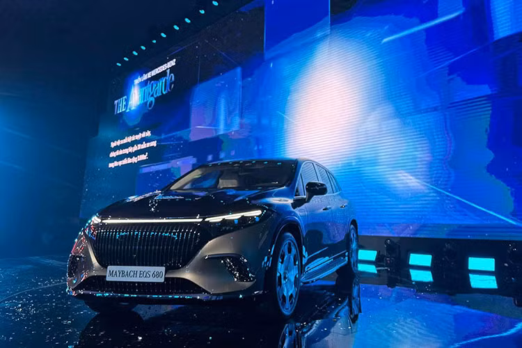 Tại sự kiện này, Mercedes-Benz Việt Nam cũng đã chính thức trình làng mẫu xe thuần điện Mercedes-Maybach EQS 680 SUV mới - một tuyệt tác kết hợp hoàn hảo giữa công nghệ hiện đại và sự xa xỉ trong thiết kế. Ngoại hình đặc biệt của Mercedes-Maybach EQS SUV còn thể hiện ở lớp sơn hai tông màu cùng nhiều chi tiết mang đậm chất tương lai.