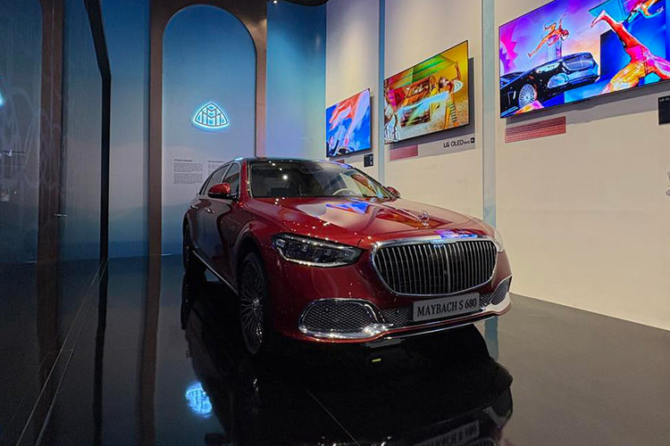 Với quy mô hoành tráng, Mercedes-Benz: The Avantgarde 2024 đã quy tụ hầu như đầy đủ các dòng xe ở từng phân khúc nổi bật của các thương hiệu, cho thấy sự đa dạng trong danh mục sản phẩm của hãng. Từ đẳng cấp Maybach với những tuyệt tác trăm năm mang tính biểu tượng; cho đến bản lĩnh AMG chinh phục mọi giới hạn tốc độ; hay hiện đại, cá tính như Mercedes-Benz.