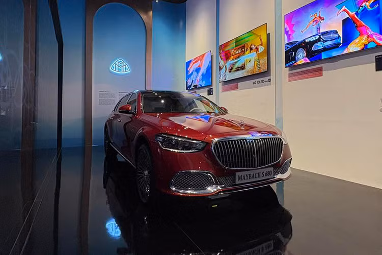 Với quy mô hoành tráng, Mercedes-Benz: The Avantgarde 2024 đã quy tụ hầu như đầy đủ các dòng xe ở từng phân khúc nổi bật của các thương hiệu, cho thấy sự đa dạng trong danh mục sản phẩm của hãng. Từ đẳng cấp Maybach với những tuyệt tác trăm năm mang tính biểu tượng; cho đến bản lĩnh AMG chinh phục mọi giới hạn tốc độ; hay hiện đại, cá tính như Mercedes-Benz.