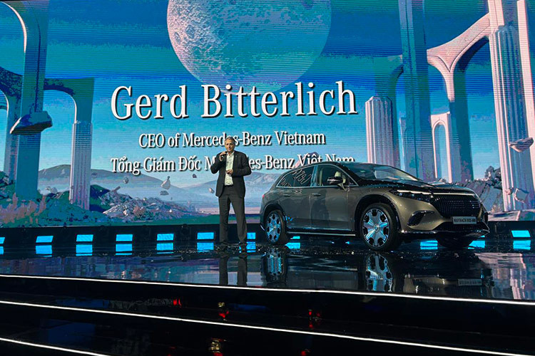Theo ông Gerd Bitterlich – TGĐ Mercedes-Benz Việt Nam - chia sẻ: “Trong suốt 3 ngày mở cửa Triển lãm, Mercedes-Benz mong muốn tạo nên một trải nghiệm đầy thú vị cho những vị khách hàng của chúng tôi, không chỉ thưởng lãm những tuyệt tác công nghệ ôtô từ hàng loạt mẫu xe tiêu biểu nhất mà còn được đắm chìm trong thế giới xa xỉ đa màu sắc mà chỉ có Mercedes-Benz có thể mang đến.”