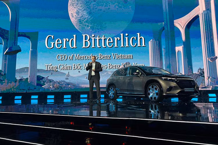 Theo ông Gerd Bitterlich – TGĐ Mercedes-Benz Việt Nam - chia sẻ: “Trong suốt 3 ngày mở cửa Triển lãm, Mercedes-Benz mong muốn tạo nên một trải nghiệm đầy thú vị cho những vị khách hàng của chúng tôi, không chỉ thưởng lãm những tuyệt tác công nghệ ôtô từ hàng loạt mẫu xe tiêu biểu nhất mà còn được đắm chìm trong thế giới xa xỉ đa màu sắc mà chỉ có Mercedes-Benz có thể mang đến.”
