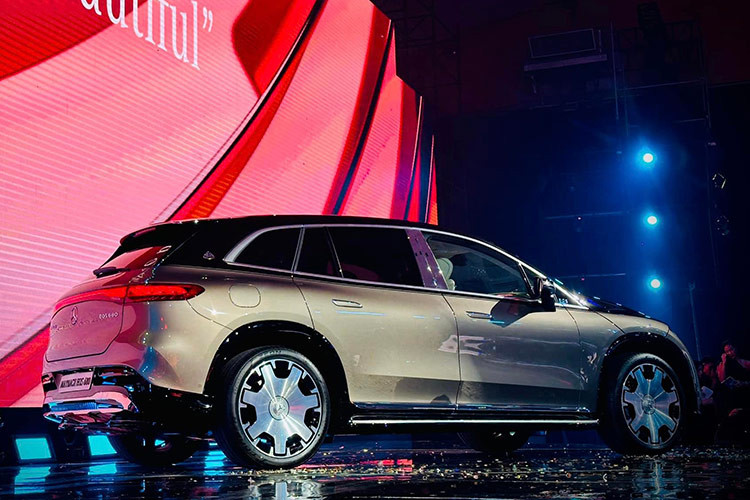 Ngoài ra, hệ thống pin Lithium-ion với nền tảng 400V trên xe cũng đã được cải tiến, khi tăng dung lượng khả dụng lên đến 118 kWh, mang lại quãng đường di chuyển trung bình dao động ở mức 559 – 611 km sau 1 lần sạc đầy, theo tiêu chuẩn WLTP. Bên cạnh công suất sạc DC tối đa ở mức 200 kW, giúp sạc hệ thống pin từ 10-80% chỉ trong khoảng 31 phút, tiêu chuẩn công suất sạc AC lên đến 22 kW, giúp rút ngắn việc sạc hệ thống pin từ 0-100% chỉ trong khoảng 6.25 giờ.