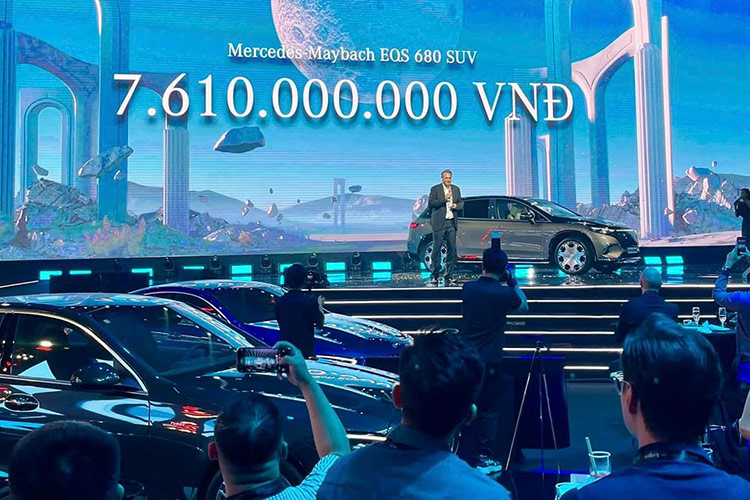 Tại Việt Nam, giá xe Mercedes-Maybach EQS 680 SUV mới có mức bán ra niêm yết là 7,61 tỷ đồng và được xem là chuẩn mực cao nhất về một chiếc xe thuần điện SUV siêu sang... Triển lãm xe Mercedes-Benz: The Avantgarde 2024 được diễn ra tại Trung tâm Hội chợ Triển lãm quốc tế I.C.E Hà Nội từ ngày 11 đến 13/10/2024, mở cửa từ 8h00 đến 20h00 mỗi ngày.