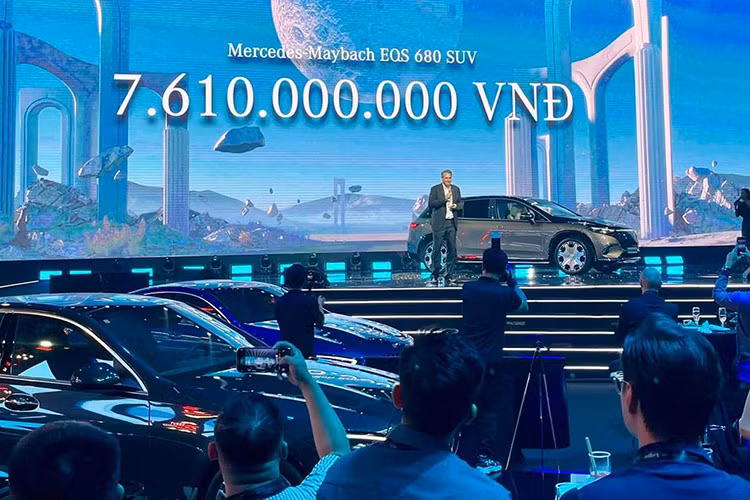Tại Việt Nam, giá xe Mercedes-Maybach EQS 680 SUV mới có mức bán ra niêm yết là 7,61 tỷ đồng và được xem là chuẩn mực cao nhất về một chiếc xe thuần điện SUV siêu sang... Triển lãm xe Mercedes-Benz: The Avantgarde 2024 được diễn ra tại Trung tâm Hội chợ Triển lãm quốc tế I.C.E Hà Nội từ ngày 11 đến 13/10/2024, mở cửa từ 8h00 đến 20h00 mỗi ngày.