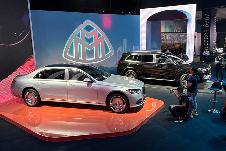 Ngoài dàn xe hùng hậu, Mercedes-Benz còn ghi dấu với sự chăm chút trong từng chi tiết ở mỗi khu vực khác nhau. Không gian trưng bày mẫu xe Mercedes-Maybach kết hợp phòng khách VIP mang tên Maybach Lounge cũng là một điểm nhấn đặc biệt khi được trang bị hoàn toàn bằng nội thất cao thấp và các màn hình sang trọng, mang đến những trải nghiệm đẳng cấp xứng tầm.