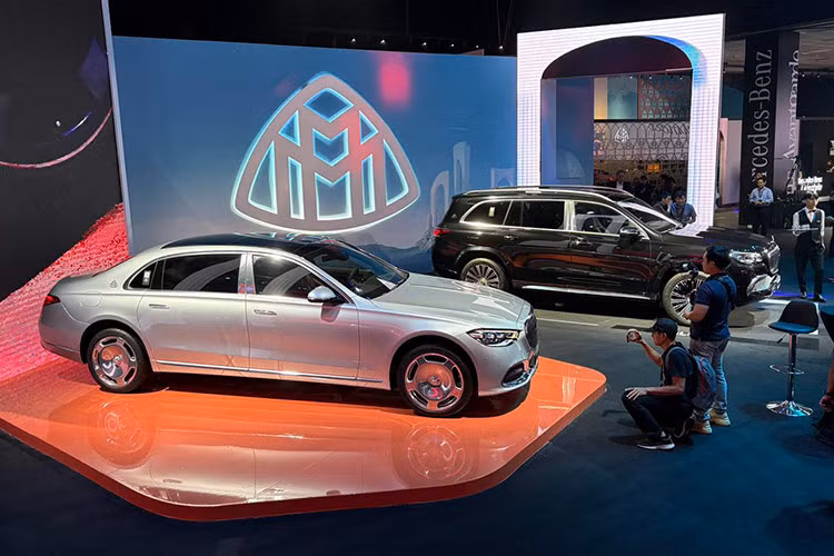 Ngoài dàn xe hùng hậu, Mercedes-Benz còn ghi dấu với sự chăm chút trong từng chi tiết ở mỗi khu vực khác nhau. Không gian trưng bày mẫu xe Mercedes-Maybach kết hợp phòng khách VIP mang tên Maybach Lounge cũng là một điểm nhấn đặc biệt khi được trang bị hoàn toàn bằng nội thất cao thấp và các màn hình sang trọng, mang đến những trải nghiệm đẳng cấp xứng tầm.