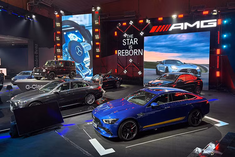 Ở vị trí nổi bật nhất, phải kể đến mẫu SUV thuần điện vừa được ra mắt. Kết hợp giữa sự xa xỉ trong chế tác thủ công tinh xảo từ triết lý thẩm mỹ lâu đời của Mercedes-Maybach, cùng công nghệ cấp tiến đầy mê hoặc của kỷ nguyên thuần điện, Mercedes-Maybach EQS 680 SUV là chuẩn mực cao nhất về một chiếc xe thuần điện SUV siêu sang.