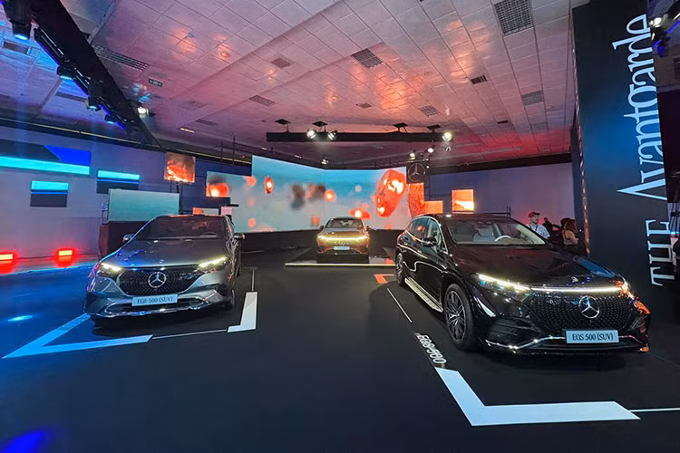 Triển lãm The Avantgarde 2024 tại Hà Nội lần này cũng tái hiện lịch sử 138 năm hình thành và phát triển của thương hiệu xe sang Mercedes-Benz. Từ chiếc xe Benz Patent-Motorwagen – chiếc ôtô đầu tiên trên thế giới, cho đến các mẫu xe sang trọng hiện đại, Mercedes-Benz đã không ngừng đổi mới và phát triển.