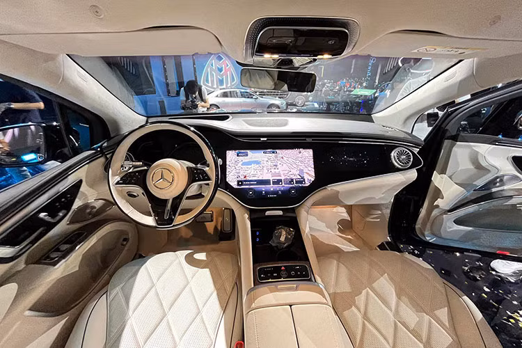Sự xa hoa của nội thất trên Maybach đã được nâng cấp thêm 1 tầm cao mới. Thiết kế nội thất vẫn luôn song hành với ý niệm lâu đời của thương hiệu Maybach “Chất lượng cũng cần đi đôi với cái đẹp”. Bên cạnh đó, còn có nhiều tính năng độc quyền bao gồm màn hình hiển thị với hiệu ứng đồ hoạ khi ở chế độ “Maybach” cho các khách hàng sử dụng.