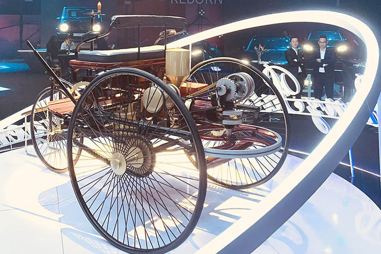 Tại The Avantgarde 2024, gần 30 mẫu xe Mercedes-Benz mới nhất được trưng bày thể hiện những màu sắc riêng biệt với tổng giá trị lên đến hơn 150 tỷ đồng, Dàn xe bao gồm những mẫu xe cao cấp nhất, quy tụ đầy đủ những cái tên thu hút từ Mercedes-Benz như C-Class, E-Class, S-Class, các mẫu xe hiệu năng cao Mercedes-AMG như G63, GT53, SL43, và các dòng xe được chế tác xa hoa như Mercedes-Maybach.