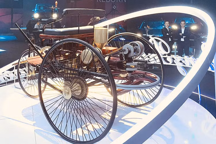 Tại The Avantgarde 2024, gần 30 mẫu xe Mercedes-Benz mới nhất được trưng bày thể hiện những màu sắc riêng biệt với tổng giá trị lên đến hơn 150 tỷ đồng, Dàn xe bao gồm những mẫu xe cao cấp nhất, quy tụ đầy đủ những cái tên thu hút từ Mercedes-Benz như C-Class, E-Class, S-Class, các mẫu xe hiệu năng cao Mercedes-AMG như G63, GT53, SL43, và các dòng xe được chế tác xa hoa như Mercedes-Maybach.