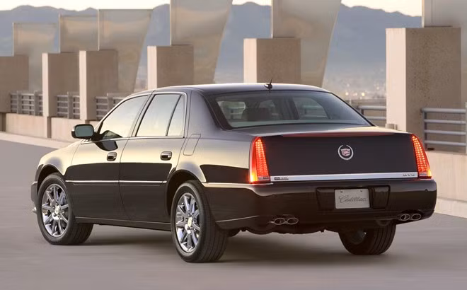 Còn đây là Cadillac DTS phiên bản thường không bọc thép. Có thể dễ dàng nhận thấy cửa kính xe khá mỏng so với bản chống đạn. Xe sử dụng động cơ V8, 4.6 lít, công suất 296 mã lực tại 6.300 vòng/phút và mô-men xoắn cực đại 390 Nm tại 4.600 vòng/phút.