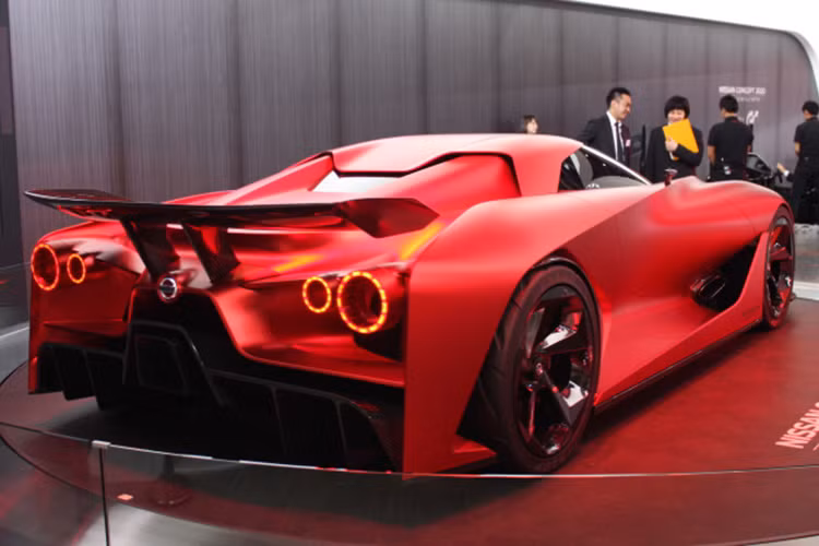 Đuôi xe được thiết kế với cánh gió lớn, đi kèm với đó cụm đèn hậu với thiết kế đèn tròn đôi, dàn đèn led được bố trí xung quanh cực kỳ độc đáo.