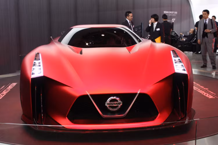 Ở phía trước, chúng ta có thể nhận biết nhiều điểm tương đồng được lấy cảm hứng từ Nissan GT-R như mui xe và hai hốc hút gió làm mát động cơ đặt gần kính lái.