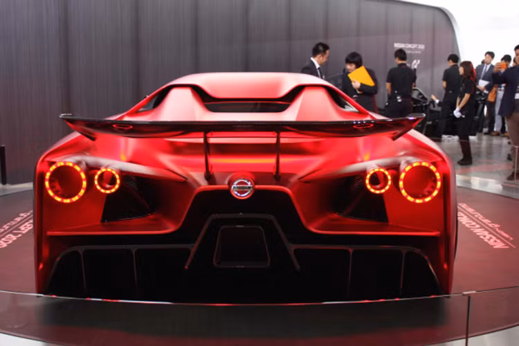 Trong khi phiên bản đầu tiên từng được giới thiệu được sơn màu bạc, thì người em lần này của nó được sơn màu đỏ tươi với một vài thay đổi ở lưới tản nhiệt phía trước.