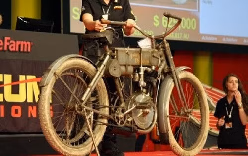 907 Harley-Davidson Strap Tank (715.000 USD, tương đương 16,2 triệu đồng): Strap Tank là những chiếc xe đầu tiên được chế tạo của Harley-Davidson. Chiếc xe này nằm trong số 100 chiếc xe đầu tiên của Harley-Davidson sản xuất, với số hiệu cho thấy đó là chiếc xe thứ 37 được sản xuất vào năm 1907.