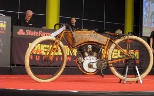 1911 Flying Merkel Board Track Racer (423.000 USD, tương đương 9,6 tỷ đồng): Người ta tin rằng không có chiếc xe Flying Merkel Board nào còn tồn tại cho đến khi chiếc xe 1911 Flying Merkel Board Track Racer xuất hiện. Chiếc xe được sở hữu bởi gia đình Suttle và chạy đua thường xuyên cho đến khi Chiến tranh thế giới thứ nhất bắt đầu, khi nó được cất giữ trong suốt 70 năm. Không ngờ nó vẫn có thể chạy được, mặc dù nó cần được thay lốp mới.
