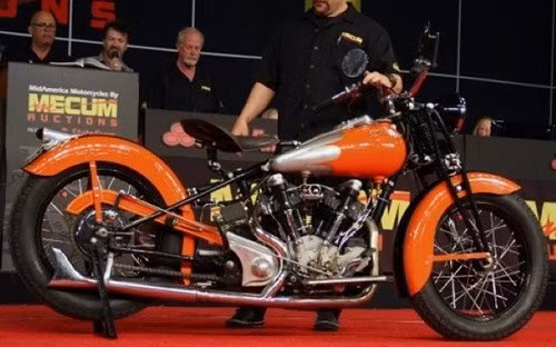 1942 Crocker V-Twin Big Tank (385.000 USD, tương đương 8,7 tỷ đồng): Chiếc xe này là một trong số 72 chiếc V-Twin Big Tank của công ty Californian Crocker. Crocker được đánh giá cao về tốc độ của nó.