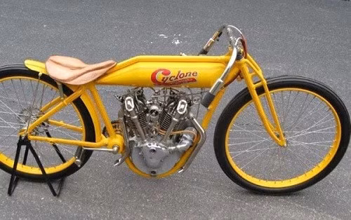 1915 Cyclone Board Track Racer (852.500 USD, tương đương 19,3 tỷ đồng): Chỉ có đúng 12 chiếc Cyclone Board Track Racer tồn tại trên thế giới. Chiếc xe gắn máy này thuộc quyền sở hữu của Steve McQueen. Khi được bán đấu giá vào năm 2008, nó đạt mức kỷ lục cho đến khi chiếc Captain America xuất hiện.