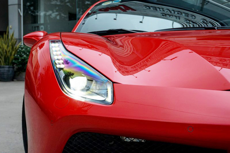 May mắn thay, phần đuôi xe – nơi đặt khối động cơ của xe không dính phải bất cứ hư hại nào, điều này giúp cho việc phục hồi “siêu ngựa” sẽ bớt tốn kém hơn cho ca sĩ Tuấn Hưng. Chúng ta có thể thấy phần đầu xe đã được phục hồi lại như nguyên trạng với hệ thống khung gầm, nắp ca-pô, cản trước được đặt hàng và thay mới hoàn toàn.