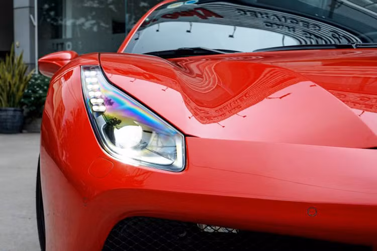 May mắn thay, phần đuôi xe – nơi đặt khối động cơ của xe không dính phải bất cứ hư hại nào, điều này giúp cho việc phục hồi “siêu ngựa” sẽ bớt tốn kém hơn cho ca sĩ Tuấn Hưng. Chúng ta có thể thấy phần đầu xe đã được phục hồi lại như nguyên trạng với hệ thống khung gầm, nắp ca-pô, cản trước được đặt hàng và thay mới hoàn toàn.