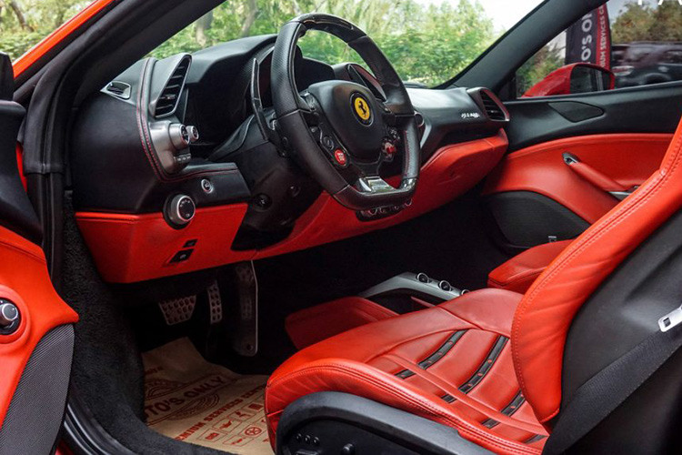 Khoang nội thất gần như chẳng hề hấn gì sau vụ tai nạn nghiêm trọng, toàn bộ các chi tiết như ghế ngồi hay các bảng táp-lô vẫn là sự kết hợp của hai tông màu đỏ và đen đầy thể thao. Toàn bộ các chức năng điện tử của xe cũng được các kĩ thuật viên sửa chữa lại để đảm bảo khả năng vận hành trơn tru cho chiếc Ferrari 488 GTB này.