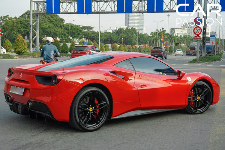 Phần đuôi xe may mắn không dính vào vụ tai nạn nên vẫn được giữ nguyên, bên cạnh đó là hệ thống ống xả độ đến từ thương hiệu Kline Innovation giúp cho tiếng gầm của “mãnh thú” 488 GTB được cải thiện tối ưu so với âm thanh nguyên bản có phần hơi yếu ớt.