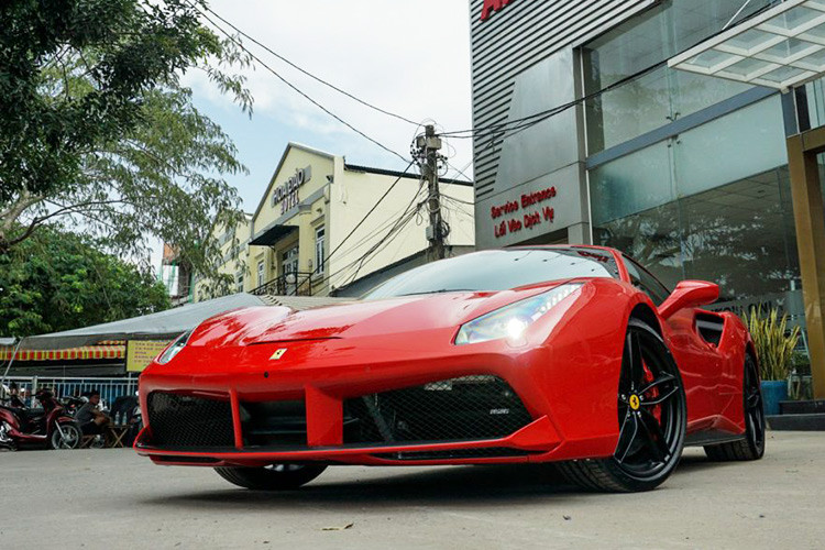 Trước đó vào tháng 10/2018, chiếc siêu xe Ferrari 488 GTB này đã không may khi dính vào một tai nạn nghiêm trọng khiến gần như toàn bộ phần đầu của xe vỡ nát, hệ thống khung sườn bị hư hại nặng nề.