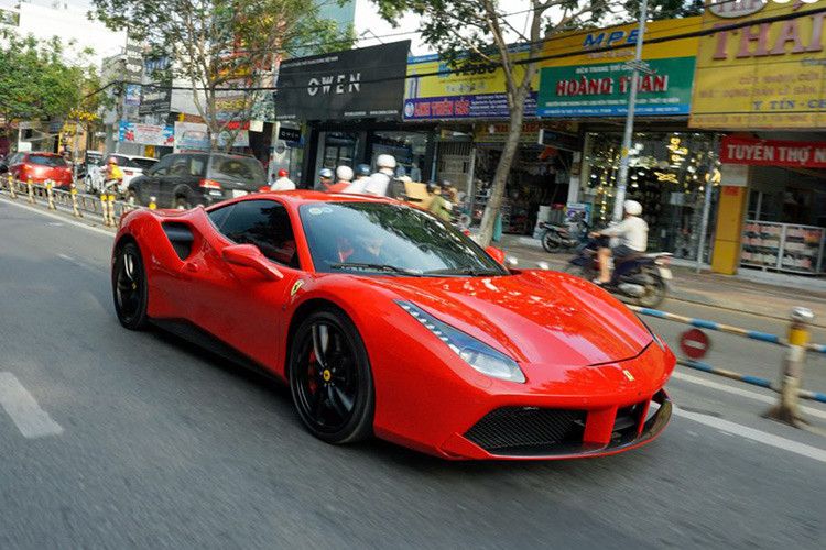 Chưa rõ mức giá chính xác mà anh Tuấn Hưng phải chi ra để sửa chữa cho “xế cưng” nhưng con số chắc chắn phải lên đến mức cả tỷ đồng. Theo giới mê xe cho gía xe Ferrari 488 GTB tại Việt Nam khi được bán ra và lăn bánh, khách hàng phải chi ra tới hơn 16 tỷ đồng để sở hữu.