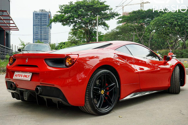 Lớp sơn ngoại thất mang màu đỏ Rosso Corsa truyền thống của hãng xe Ý được giữ lại, tạo nên vẻ ngoài bóng bẩy không khác gì một chiếc xe mới cứng. Hệ thống đèn chiếu sáng ở phần đầu xe cũng được thay mới và vận hành thử nghiệm để đảm bảo tính ổn định khi chủ nhân sử dụng ở thời gian sau này.