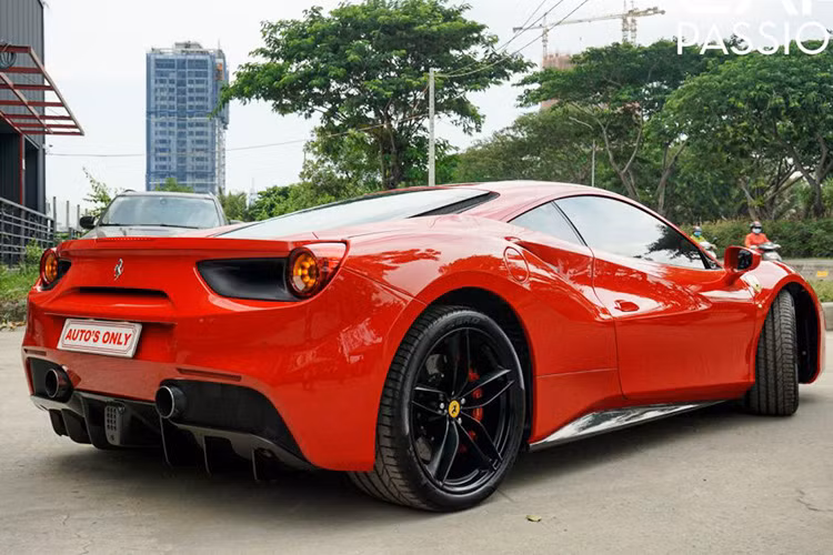 Lớp sơn ngoại thất mang màu đỏ Rosso Corsa truyền thống của hãng xe Ý được giữ lại, tạo nên vẻ ngoài bóng bẩy không khác gì một chiếc xe mới cứng. Hệ thống đèn chiếu sáng ở phần đầu xe cũng được thay mới và vận hành thử nghiệm để đảm bảo tính ổn định khi chủ nhân sử dụng ở thời gian sau này.