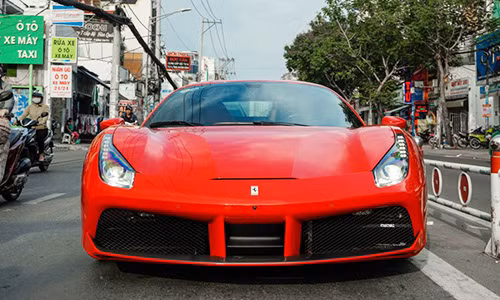 Ferrari 488 GTB sử dụng động cơ V8 tăng áp kép, dung tích 3.9 lít, sản sinh công suất cực đại 670 mã lực và mô men xoắn cực đại đạt mức 760 Nm. Nhờ sử dụng hộp số 7 cấp được chính Ferrari sản xuất mà “siêu ngựa” của nam ca sĩ Tuấn Hưng chỉ mất 3 giây để tăng tốc từ 0-100 Km/h và đạt tốc độ tối đa 334 Km/h.