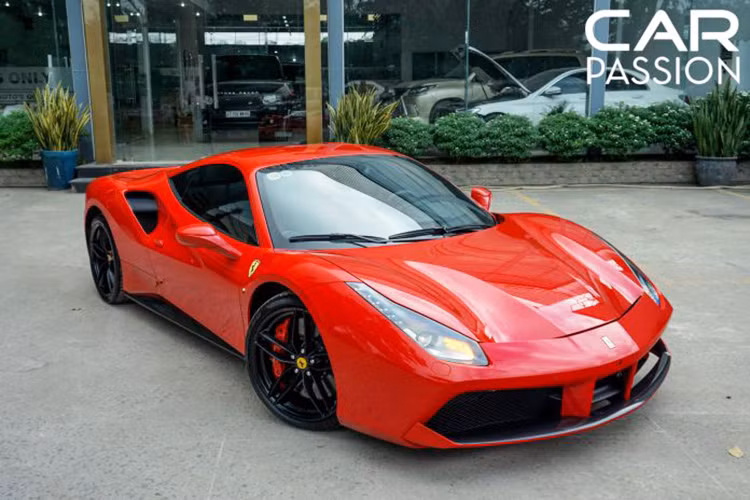 Sau thời gian hơn nửa năm chờ đợi, chiếc siêu xe Ferrari 488 GTB của Tuấn Hưng đã chính thức tái xuất trên đường phố Việt Nam. Đây quả là một tin vui cho những yêu xe cũng như là fan hâm mô của nam ca sĩ “Tìm lại bầu trời”. Toàn bộ quá trình hồi sinh cho “siêu ngựa” được diễn ra tại một garage tại quận 7 ở TP HCM.