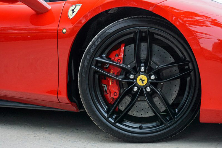 Các chi tiết được làm từ sợi carbon đã được sửa chữa và thay mới như líp carbon cho cản trước và bộ khuếch tán gió ở phía sau đuôi xe. Ở lần tái xuất đường phố này thì “siêu ngựa” mang một dáng vẻ có phần khỏe khắn hơn, điều này có được là nhờ bộ mâm 5 chấu kép đã được sơn đen nhám, kết hợp với cùm phanh được sơn đỏ tương tự ngoại thất của xe.