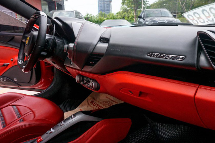 So với thời điểm hơn 1 tuần trước thì chiếc Ferrari 488 GTB của Tuấn Hưng đã được bổ sung lại đầy đủ những logo cho phần ngoại thất với logo ở phần đầu và khiên Scuderia với hình ảnh chú ngựa tung vó bên trong.