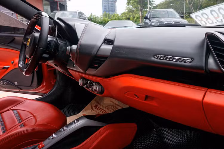 So với thời điểm hơn 1 tuần trước thì chiếc Ferrari 488 GTB của Tuấn Hưng đã được bổ sung lại đầy đủ những logo cho phần ngoại thất với logo ở phần đầu và khiên Scuderia với hình ảnh chú ngựa tung vó bên trong.